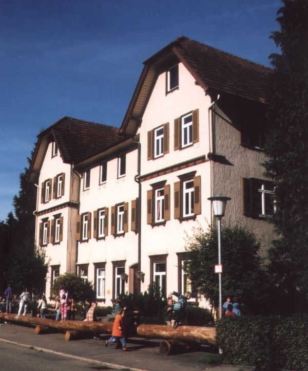 Verwaltungsgebäude (ehem. Hotel) zur Schule umgenutzt