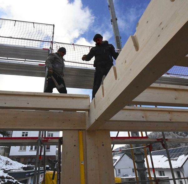 Montage von Holzbauelementen für ein Wohnhaus am Steilhang