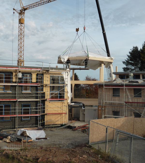 Montage der zentralen Holzbaukuppel der Freien Waldorfschule Freudenstadt